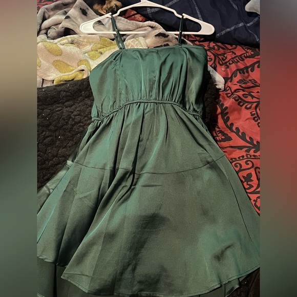 Flowing green dress length is short and long - Picture 2 of 2